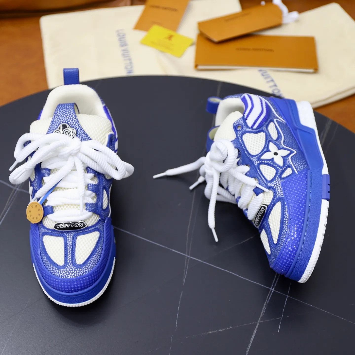 Ex-factory price: 860💰LV Couple👫Louis Vuitton TRAINER sneakers classic Louis Vuitton men's artistic director Virgil Abloh picked inspiration to create this LV Trainer sneaker. Yingze crystal inlays present a colorful effect. VS can be matched with two gorgeous effect colors. The LV letter logo badge on the tongue is gorgeous and noble. The LV letter is decorated on the side. The outsole is decorated with a Monogram flower pattern. It shows the trend of elegance and nobility! Men's and women's models: 35-46